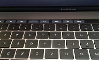 教你macbookpro怎么显示歌词在键盘。